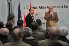 2 Mężczyzn przy mikrofonie przed widownią w tle napis MKK