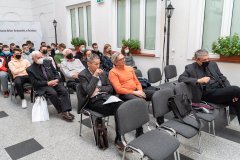 Uczestnicy konferencji słuchają przemówienia.