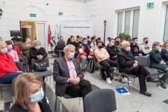 Uczestnicy konferencji słuchają przemówienia prelegenta.