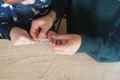 Dłonie osób uczących się szydełkowania