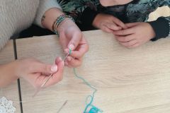 Dłonie osób uczących się szydełkowania
