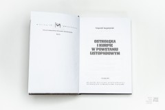Na białym tle pokazana jest pierwsza strona książki z widocznym tytułem.