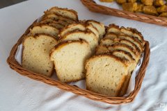 W wiklinowym koszyczku kromki placka drożdżowego