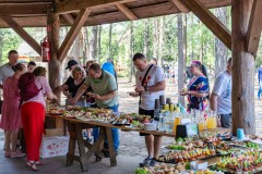 Katering pod maneżem, ludzie degustujący przekąski