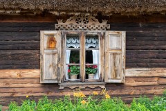 Okno zabytkowej kurpiowskiej chaty