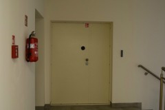 drzwi a na lewo gaśnica