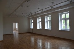 pokój z czterema oknami 