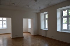 pokój z oknami 