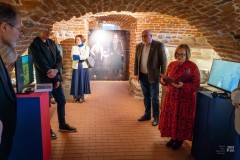 Goście na wernisażu w zabytkowych piwnicach