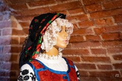 Głowa i ramiona kobiety-manekina w stroju ludowym