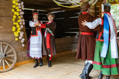 Tańczący w tradycyjnych strojach kurpiowskich