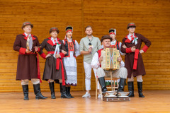 Zdjęcie grupowe na scenie plenerowej
