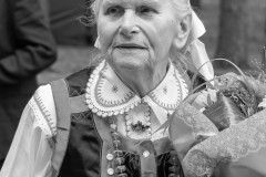 Czarno-biała fotografia, portret kobiety w stroju kurpiowskim