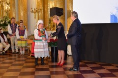 Kobieta odbiera nagrodę.