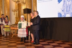 Kobieta pozuje z nagrodą.