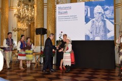 Mężczyzna daje kobiecie różę.