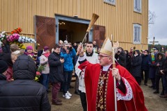 Biskup święci Palmy Wielkanocne trzymane przez wiernych przed kościołem