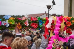 Fragment długiej palmy wielkanocnej niesionej poziomo