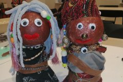Dwie ręcznie wykonane lalki przedstawiające czarnoskórych mężczyznę i kobietę