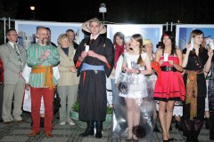 Grupa ludzi w strojach pozuje do zdjęcia.