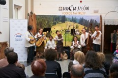 Grupa artystów gra na instrumentach.