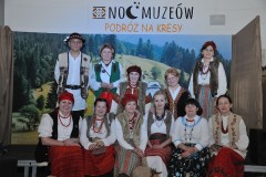 Grupa ludzi pozuje do zdjęcia.