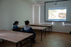 Dwie kobiety oglądają film o bursztynach.