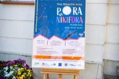 Plakat Nocy Muzeów na sztaludze przed Muzeum