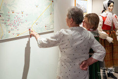 dwie kobiety oglądają mapę okolicy