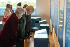 Uczestnicy wernisażu oglądają ekspozycję