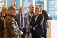 Uczestnicy wernisażu oglądają ekspozycję, dyskutują