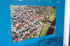 Fragment planszy wystawy przedstawiającej miasto z lotu ptaka