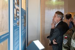 Uczestnik wernisażu przygląda się planszom na wystawie