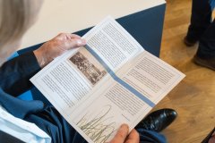 Folder wystawy trzymany w dłoniach