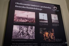 Fragment planszy wystawy, zawierający pięć starych ilustracji oraz tytuł Okoliczności śmierci i pochówku Henryka Kamieńskiego. W prawym, górnym rogu planszy portret generała Henryka Kamieńskiego.