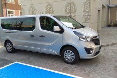 Samochód dostawczy na parkingu Muzeum