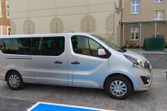 Samochód dostawczy na parkingu Muzeum