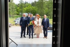 Delegacje z kwiatami przed wejściem do krypty