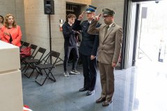 Delegaci w mundurach z Państwowej Straży Pożarnej stojąc przed sarkofagiem salutują oddając hołd poległym  żołnierzom