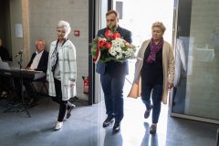 Delegacja składa kwiaty