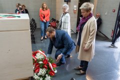 Delegacja muzealników składa kwiaty pod sarkofagiem