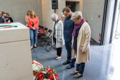 Delegacja muzealników przed sarkofagiem pochyla głowy oddając hołd poległym żołnierzom