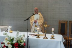 Ksiądz odprawiający mszę w krypcie Pomnika Mauzoleum