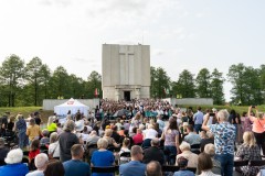 Widok z poziomu widowni na kilkusetosobowy chór występujący na schodach Pomnika Mauzoleum.