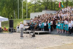 Widok z poziomu widowni na chór występujący na schodach Pomnika Mauzoleum.