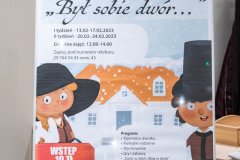 Na sztaludze afisz reklamujący ferie