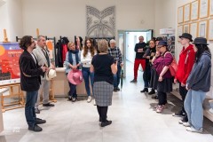 Kilkanaście osób stoi w holu muzeum