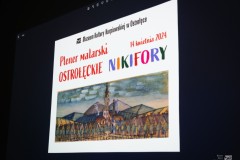 Plansza prezentacji multimedialnej z napisem Muzeum Kultury Kurpiowskiej Plener malarski OSTROŁĘCKIE NIKIFORY 14 kwietnia 2024, poniżej, od połowy planszy obraz  artysty