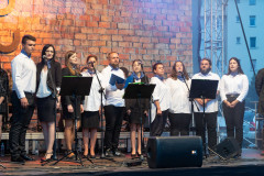 Artyści podczas występu na scenie