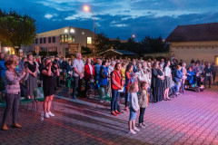 Widzowie stoją